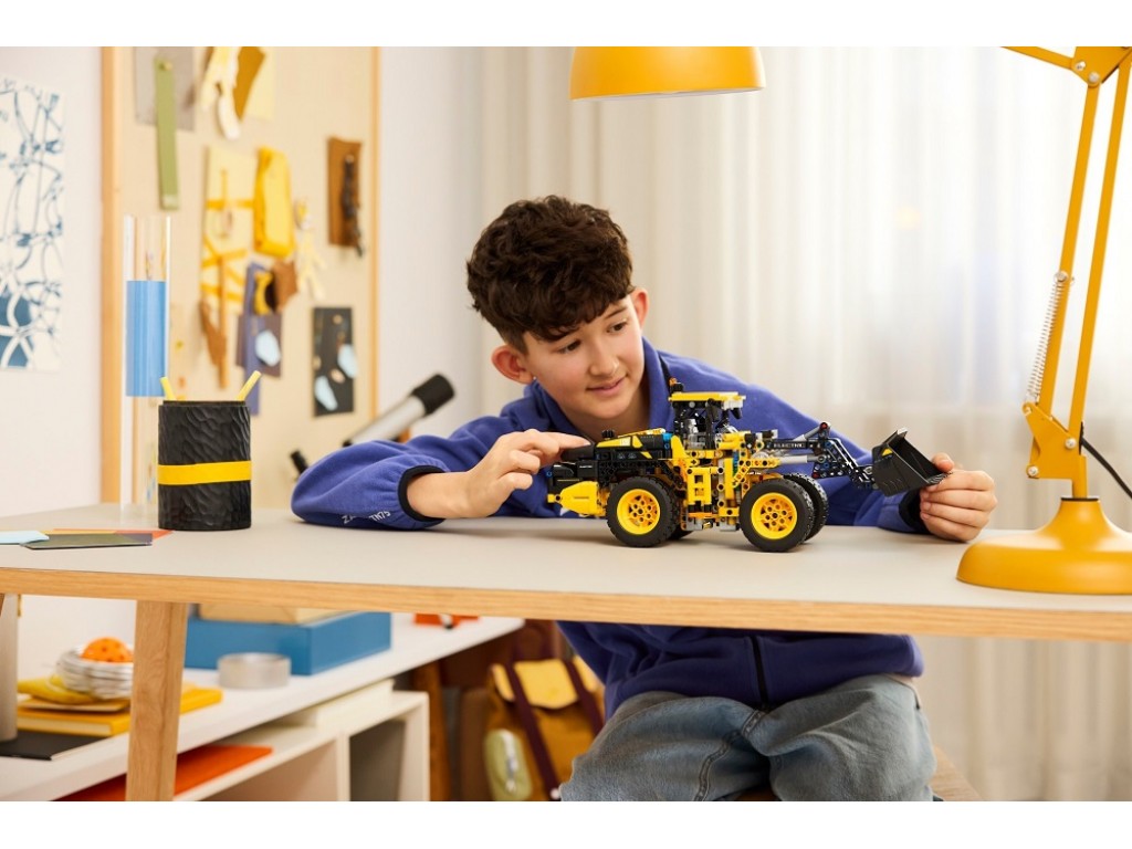 42209 LEGO Technic Электрический колесный погрузчик Volvo L120