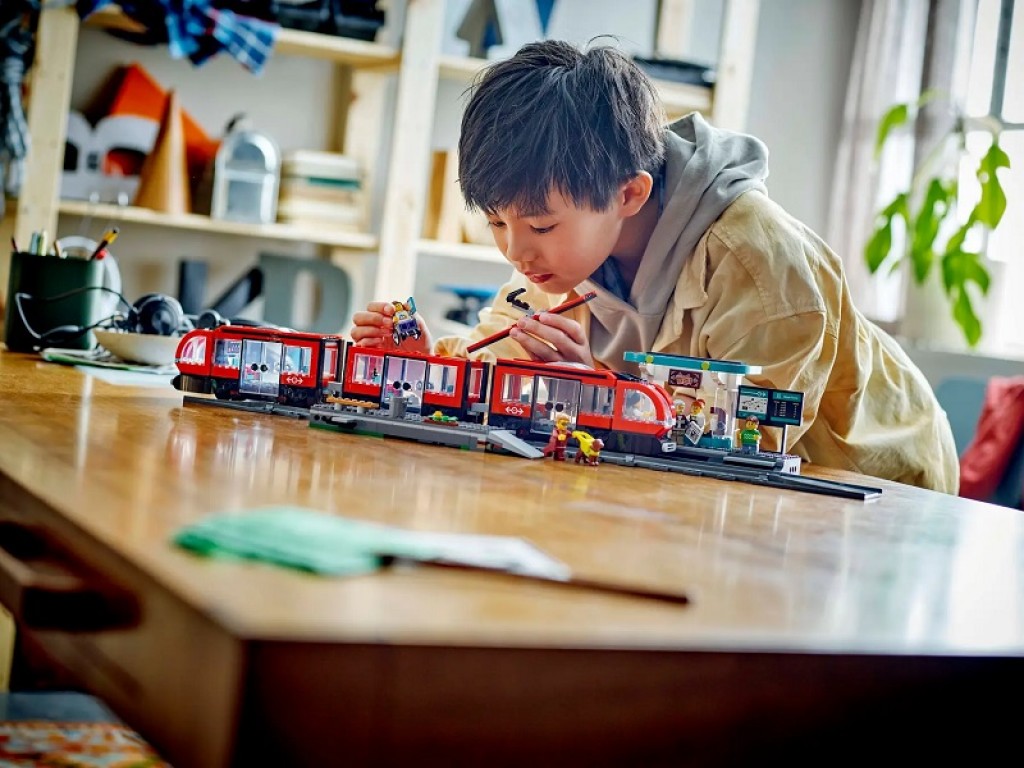 LEGO City 60423 Городской трамвай со станцией