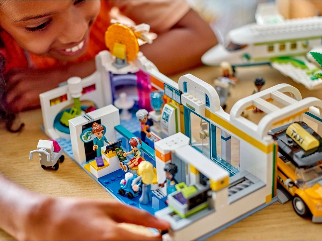 Конструктор 42656 Lego Friends Аэропорт Хартлейк-Сити и самолет